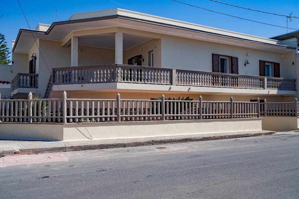 Property building, Neighbourhood, Balcony/Terrace, Street view