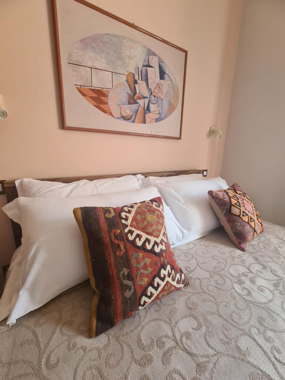 Bed, Photo of the whole room, Decorative detail, Bedroom