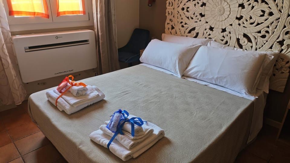 Bed, Photo of the whole room, Bedroom, towels, air conditioner