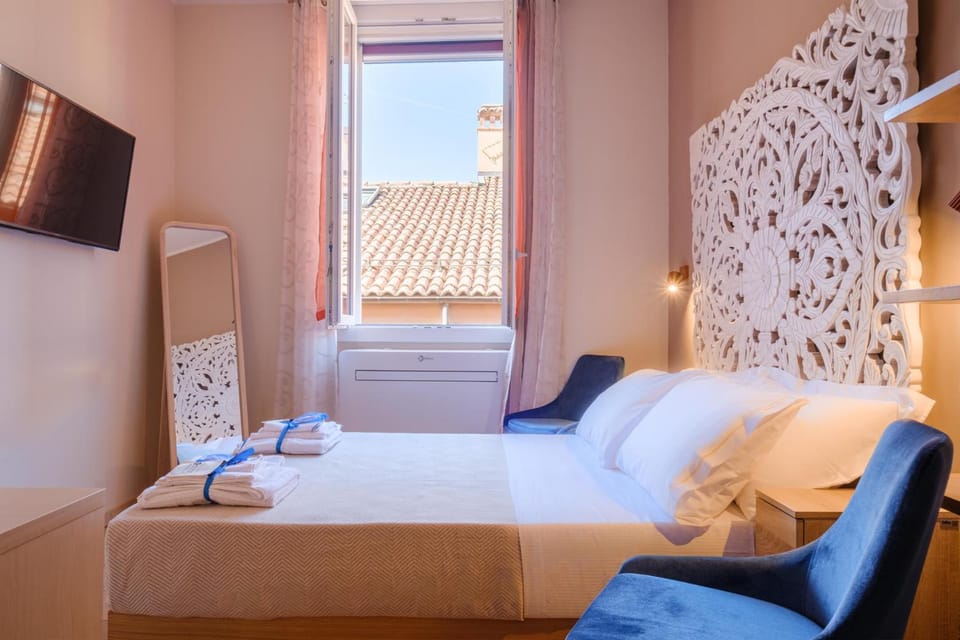 Bed, TV and multimedia, Photo of the whole room, Bedroom, towels