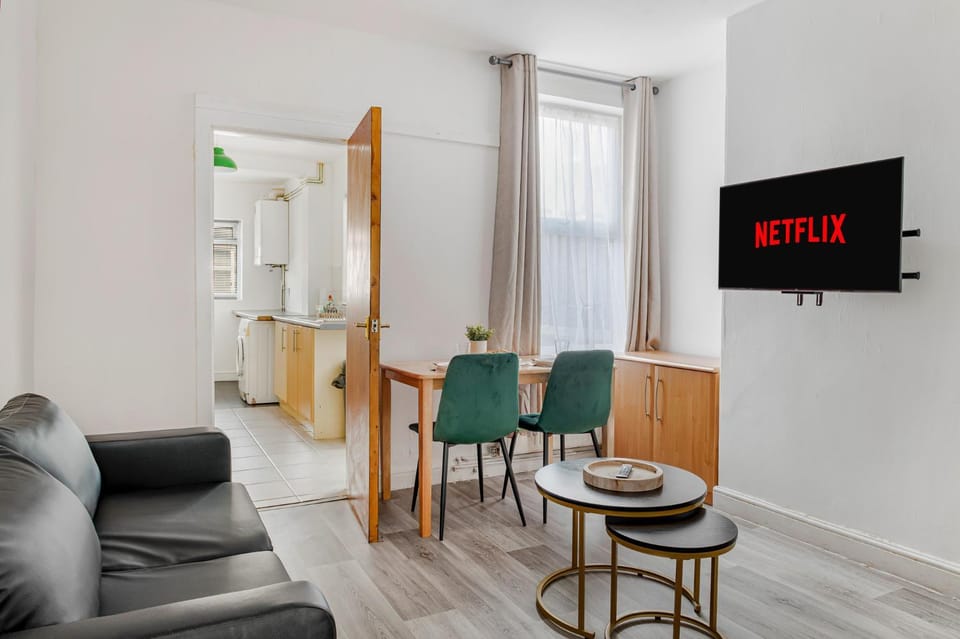 Communal lounge/ TV room, TV and multimedia, Kitchen or kitchenette, Living room, Seating area, Dining area, Evening entertainment