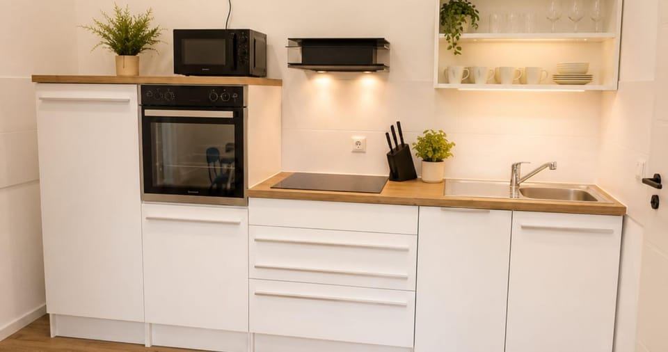 Kitchen or kitchenette, oven, pet friendly, stove
