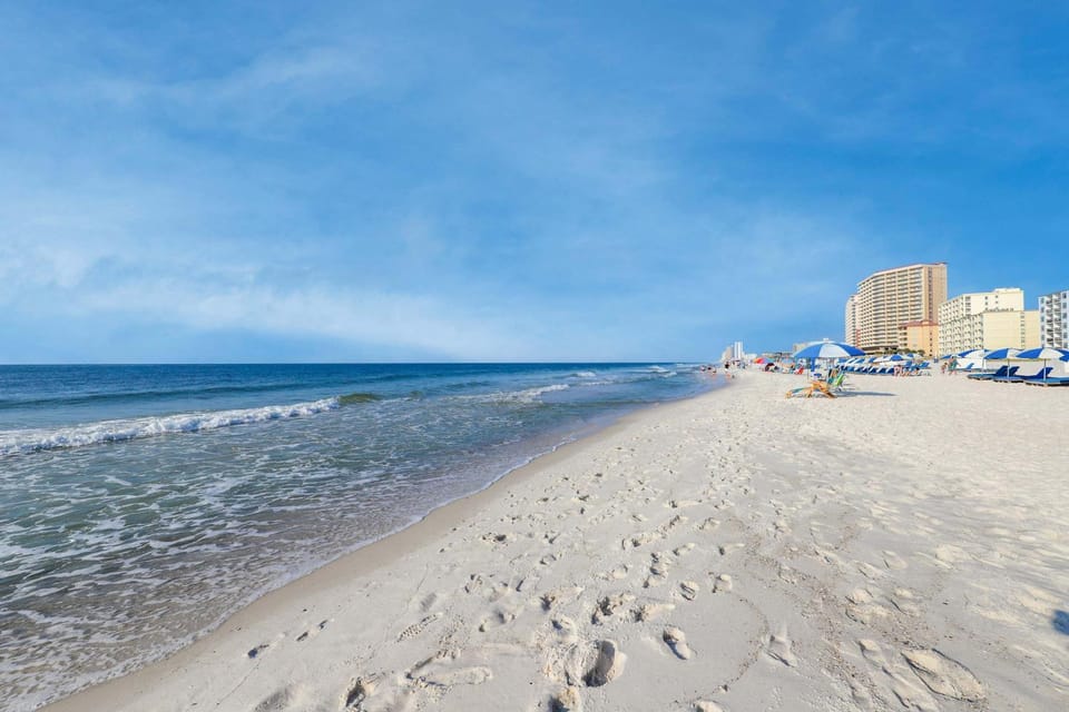 Beachfront Condo w Great Gulf View Balcony WiFi Shared Pools Hot Tub & Saunas House in Gulf Shores