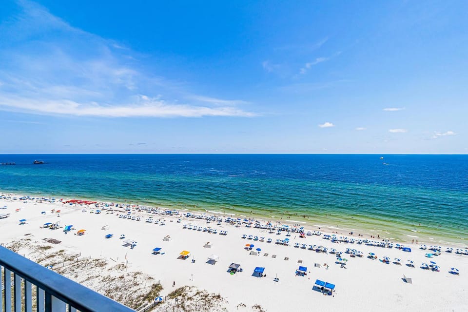 Well decorated Gulf-front condo with pool & hot tub access House in Gulf Shores