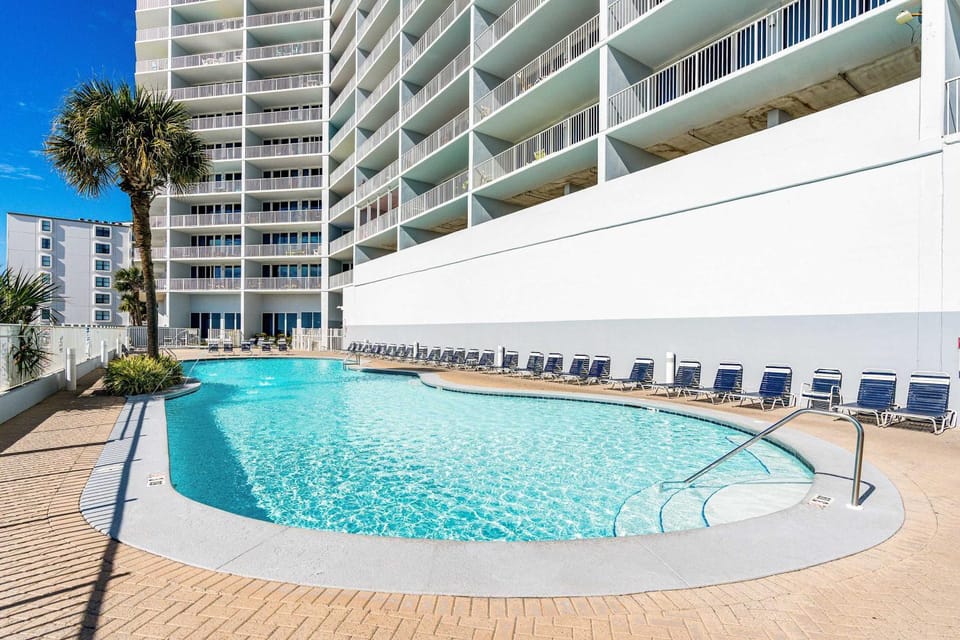 Gulf-Front Condo w Great Balcony Ocean View AC & Shared Pools Hot Tubs & Gym House in Gulf Shores