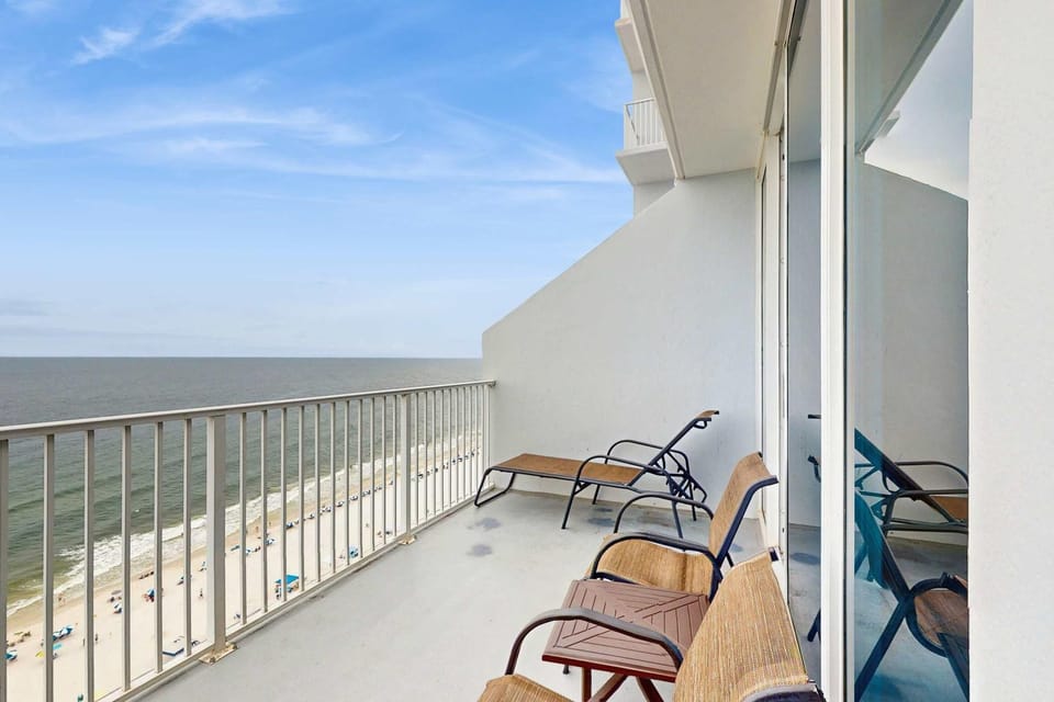 Gulf-Front Condo w Great Balcony Ocean View AC & Shared Pools Hot Tubs & Gym House in Gulf Shores