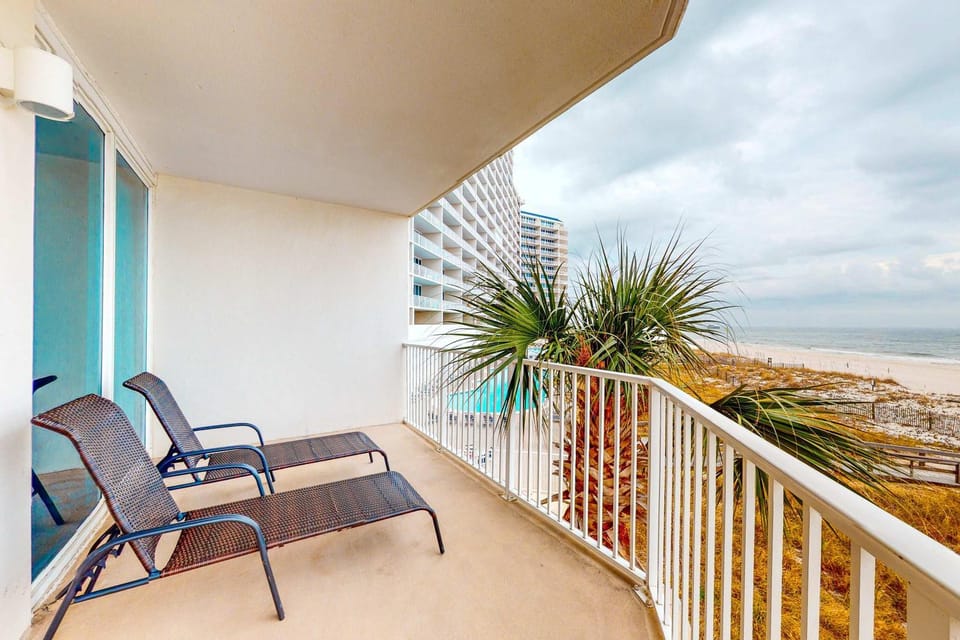 Gulf-front condo w shared beachside pools hot tubs Near top attractions House in Gulf Shores