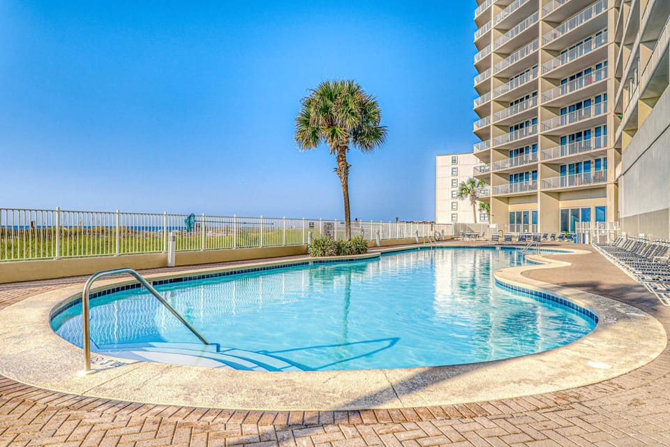 Gulf-Front Condo w Big Beach Views Balcony WiFi & Shared Pools Hot Tubs & Gym House in Gulf Shores