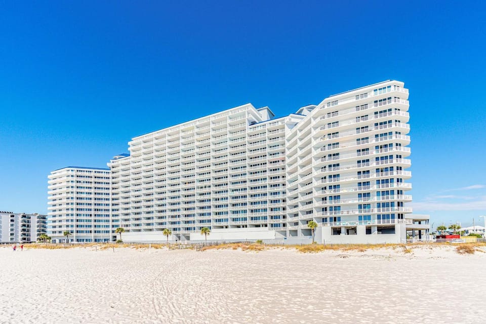 Beachfront Condo with Gulf View & Shared Pools & Hot Tubs - Snowbirds Welcome House in Gulf Shores