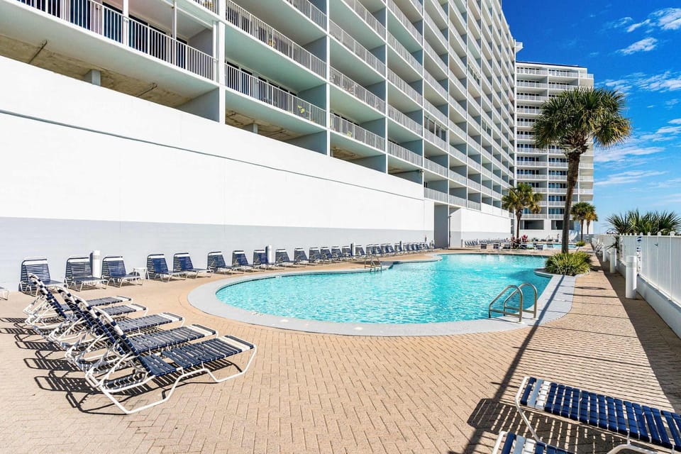 Beachfront Condo with Gulf View & Shared Pools & Hot Tubs - Snowbirds Welcome House in Gulf Shores
