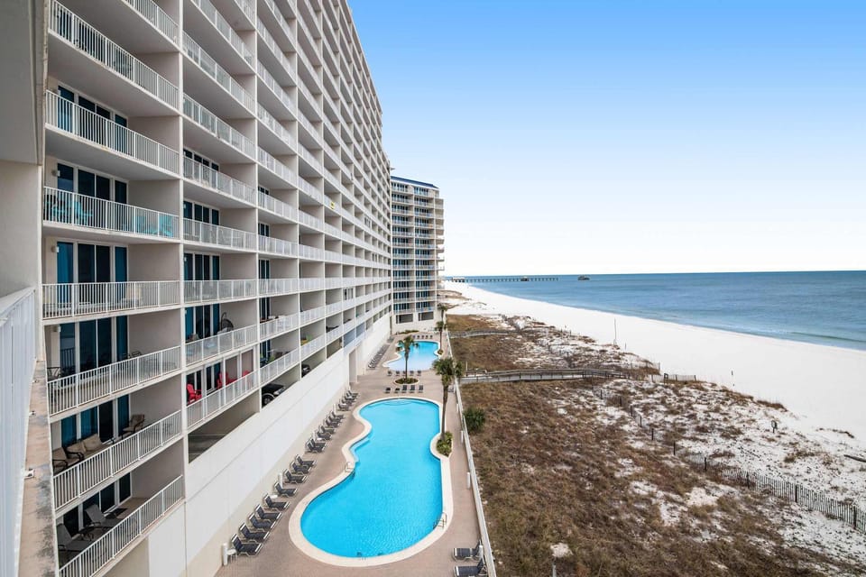 Beachfront Condo with Gulf View & Shared Pools & Hot Tubs - Snowbirds Welcome House in Gulf Shores