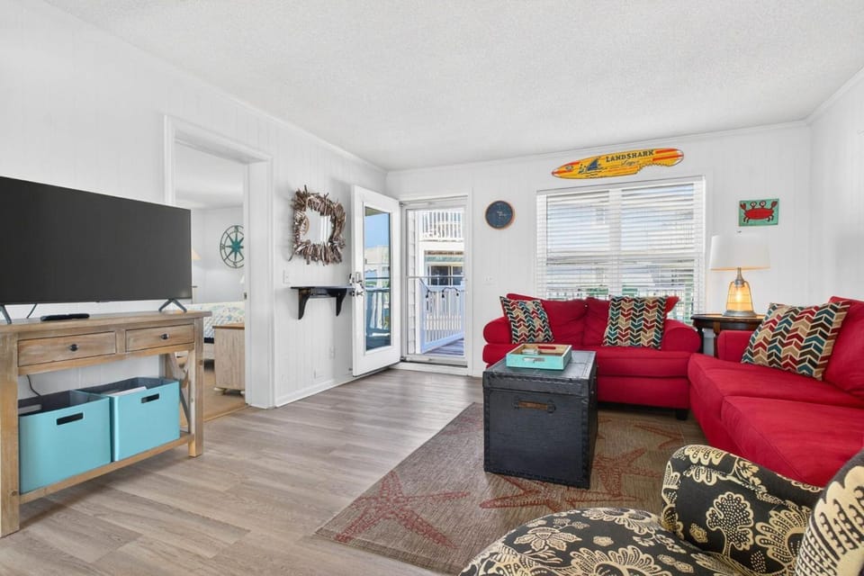 Salt & Sound, Top Floor Water Views, Walk to Beach Apartment in Ocean Isle Beach