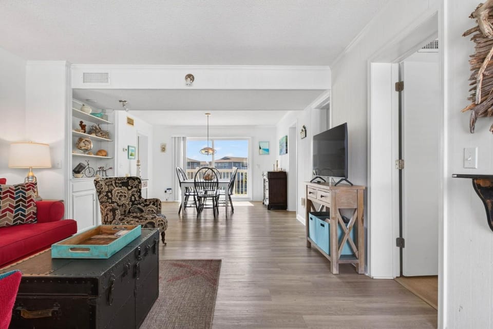 Salt & Sound, Top Floor Water Views, Walk to Beach Apartment in Ocean Isle Beach