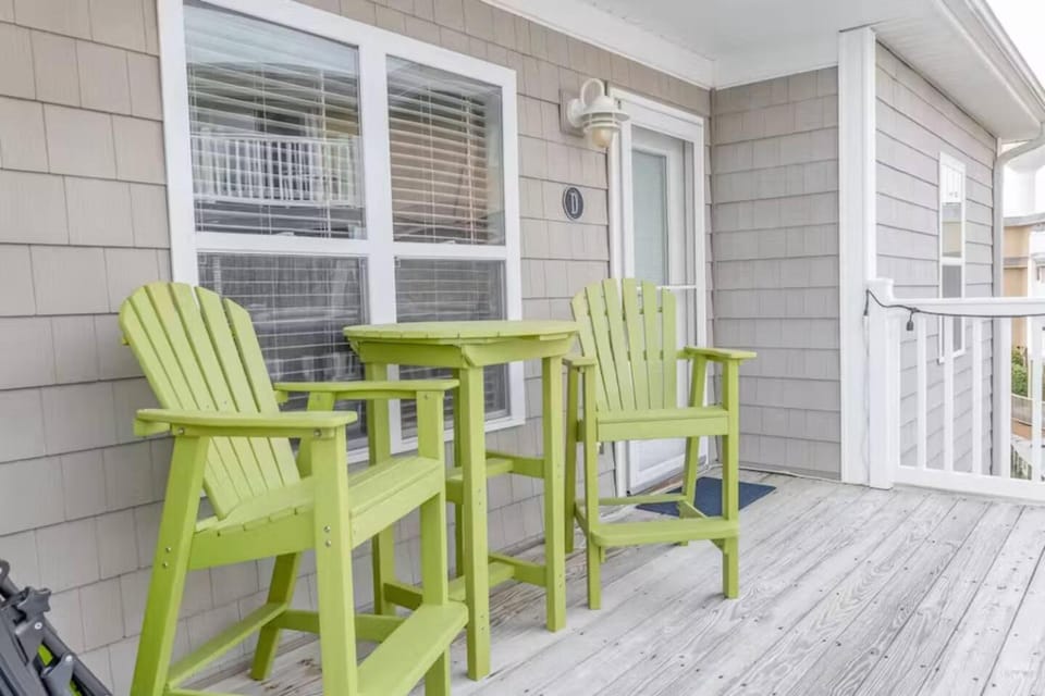 Salt & Sound, Top Floor Water Views, Walk to Beach Apartment in Ocean Isle Beach