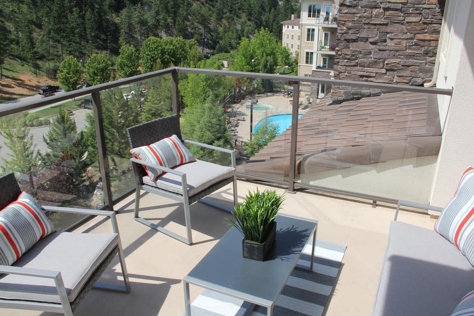 Pool-View condo at Pinnacle Pointe Resort-Sleeps 6 Apartment in Kelowna