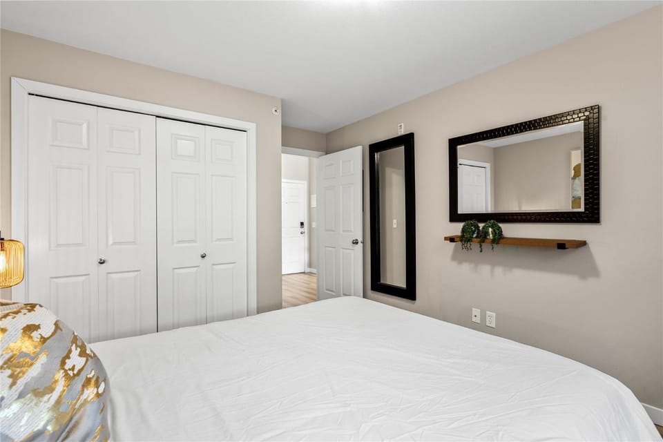 Pool-View condo at Pinnacle Pointe Resort-Sleeps 6 Apartment in Kelowna