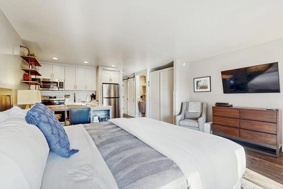 Lodge - Deluxe Studio with Balcony Pool View Close to Restaurants Ski Resort Apartment in South Lake Tahoe