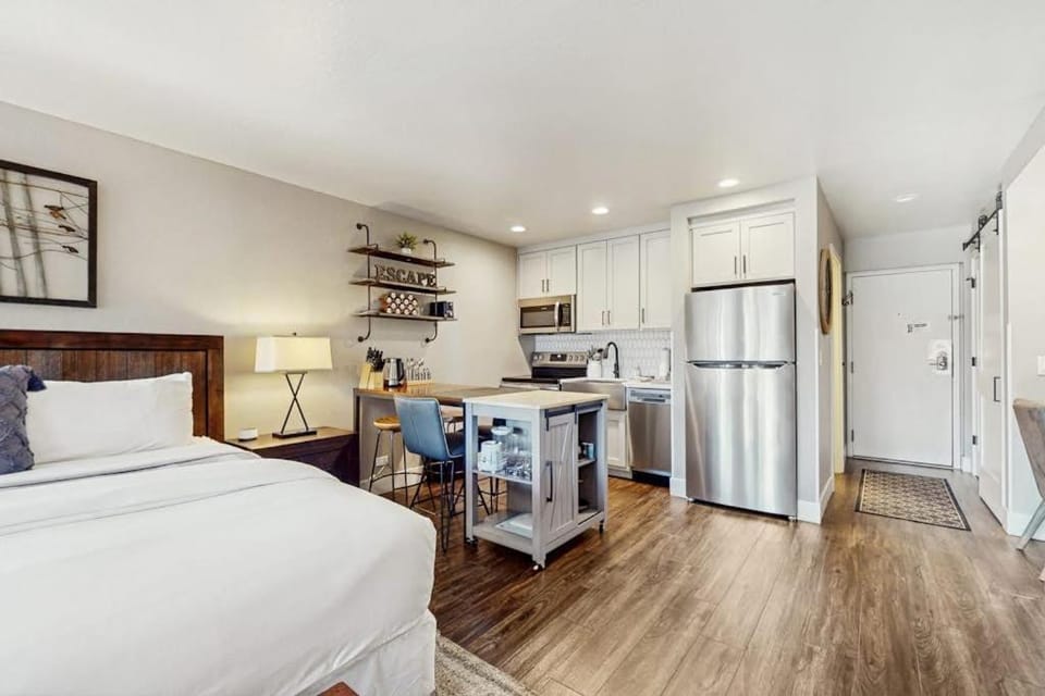 Lodge - Deluxe Studio with Balcony Pool View Close to Restaurants Ski Resort Apartment in South Lake Tahoe