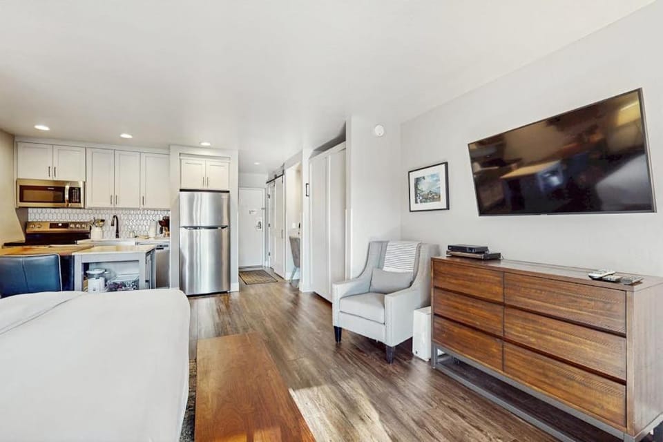 Lodge - Deluxe Studio with Balcony Pool View Close to Restaurants Ski Resort Apartment in South Lake Tahoe
