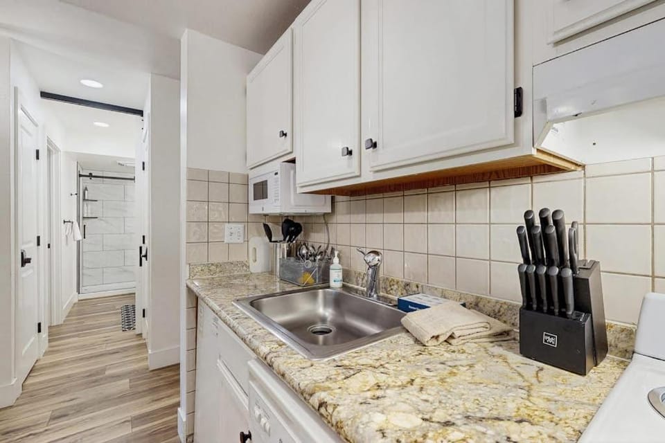 Stunning Newly Renovated Condo - Walk to Beach Pool & Heavenly Ski Resort House in South Lake Tahoe