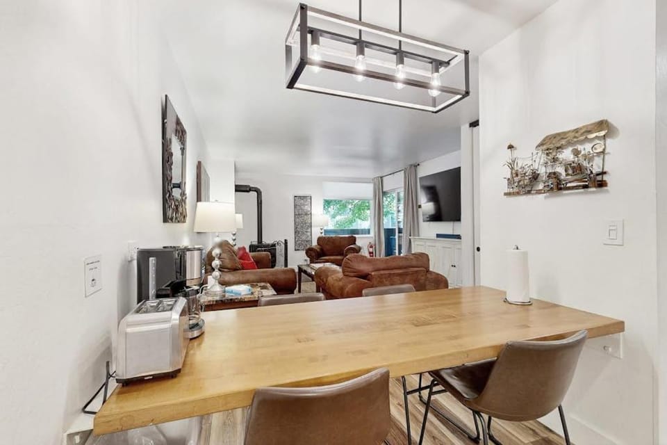 Stunning Newly Renovated Condo - Walk to Beach Pool & Heavenly Ski Resort House in South Lake Tahoe