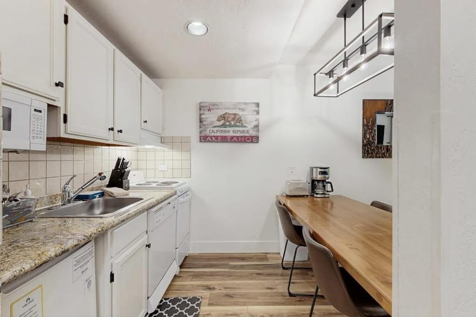 Stunning Newly Renovated Condo - Walk to Beach Pool & Heavenly Ski Resort House in South Lake Tahoe
