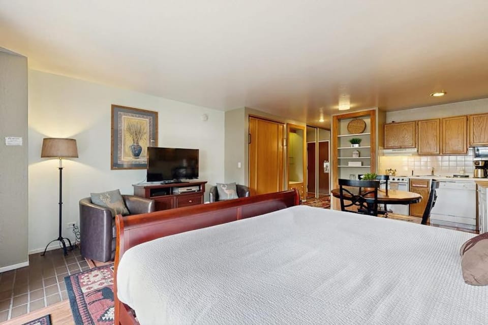 First-Floor Studio w Free WiFi Shared Heated Pool Seasonal Pool Private Beach Apartment in South Lake Tahoe
