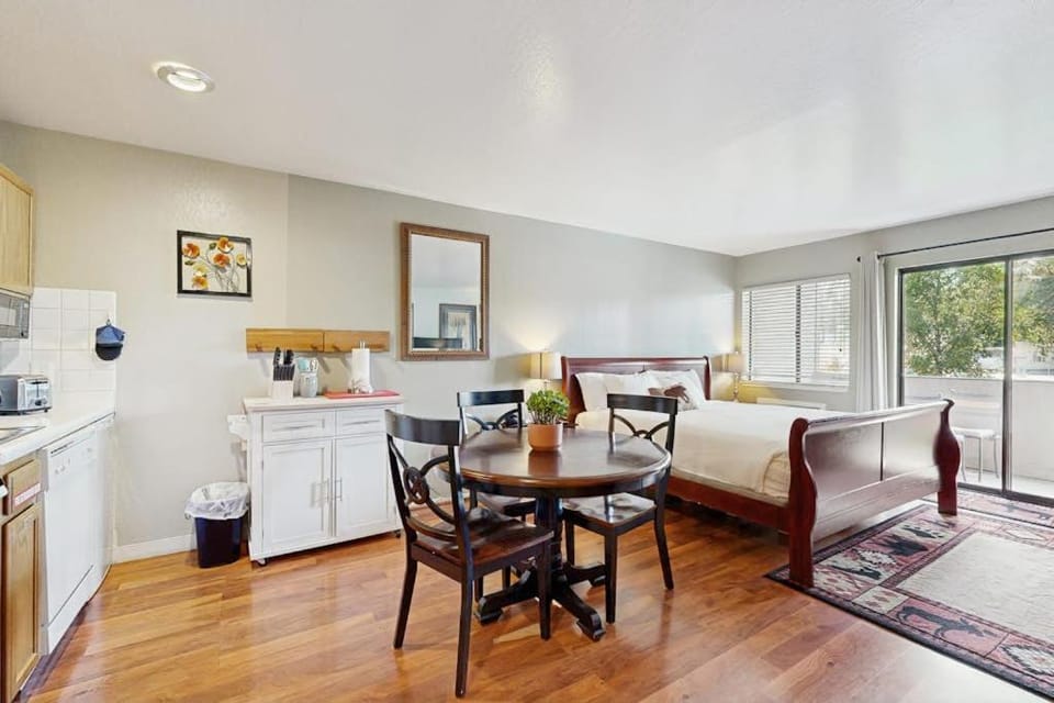 First-Floor Studio w Free WiFi Shared Heated Pool Seasonal Pool Private Beach Apartment in South Lake Tahoe