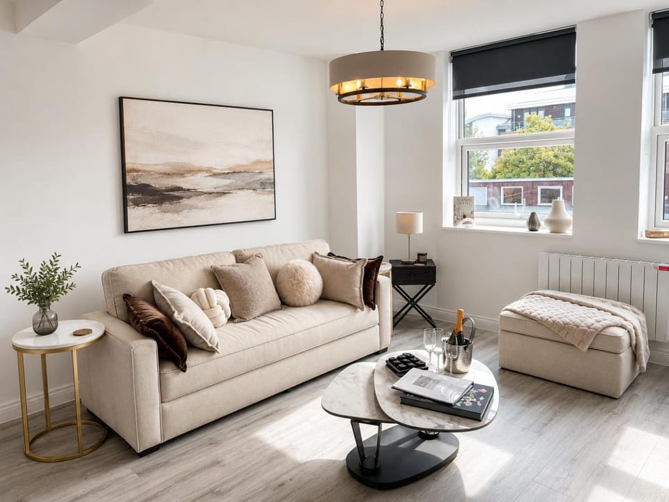 Luxury Central Solihull Apt - King Bed, Sofa Bed & 2 Parking Spaces Apartment in Shirley