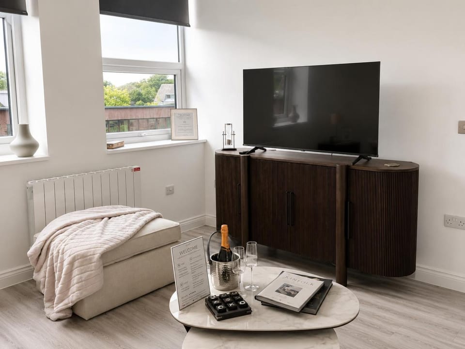 Luxury Central Solihull Apt - King Bed, Sofa Bed & 2 Parking Spaces Apartment in Shirley