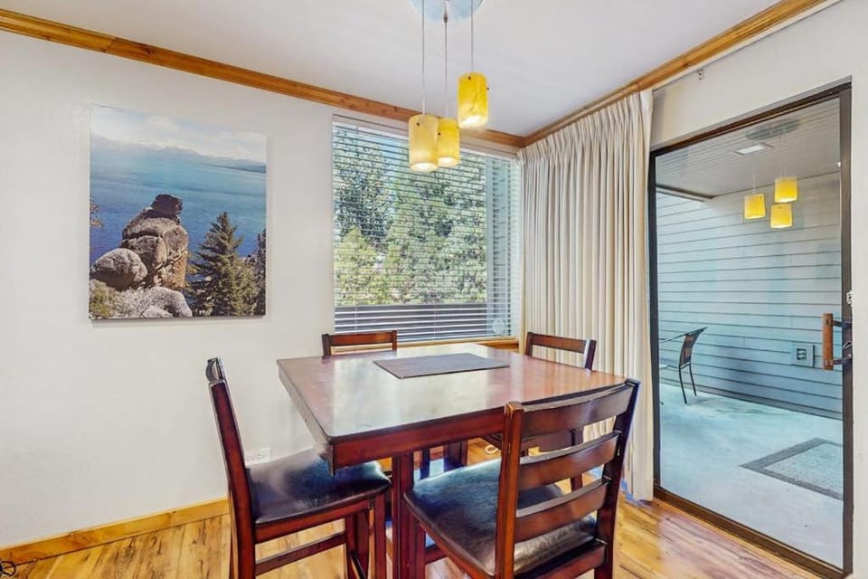 Ideal lake retreat w Easy Beach Access Gas Stove & Open Layout - Skiing Nearby House in South Lake Tahoe