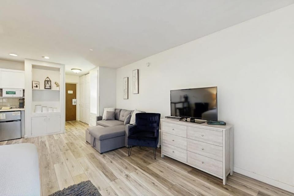 Lakeside Studio Close to Beach & Ski Resort w WiFi Shared Pool Hot Tub & Patio Apartment in South Lake Tahoe