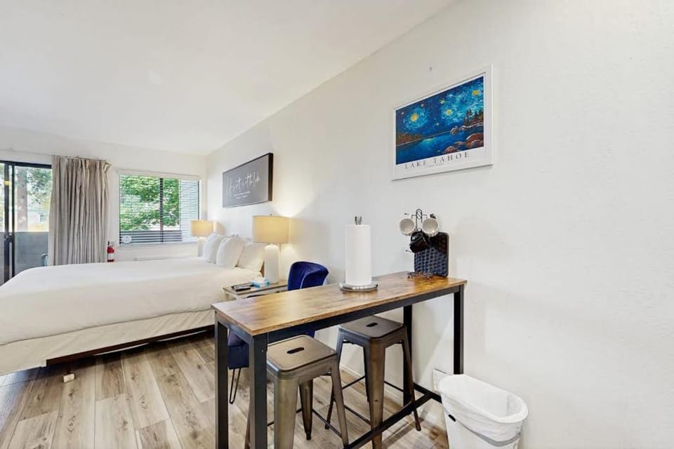 Lakeside Studio Close to Beach & Ski Resort w WiFi Shared Pool Hot Tub & Patio Apartment in South Lake Tahoe