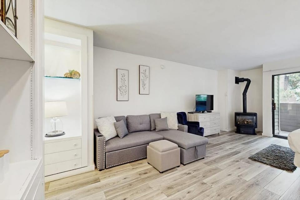 Lakeside Studio Close to Beach & Ski Resort w WiFi Shared Pool Hot Tub & Patio Apartment in South Lake Tahoe