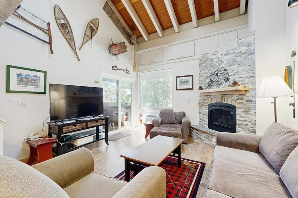 Beautiful condo with shared pool hot tub & sauna - near shopping & skiing House in South Lake Tahoe