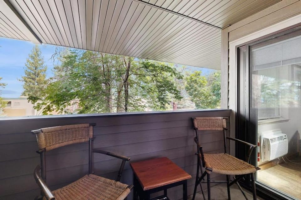 Beautiful condo with shared pool hot tub & sauna - near shopping & skiing House in South Lake Tahoe