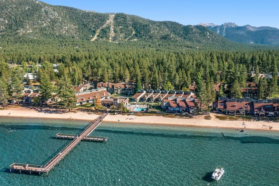Beautiful condo with shared pool hot tub & sauna - near shopping & skiing House in South Lake Tahoe