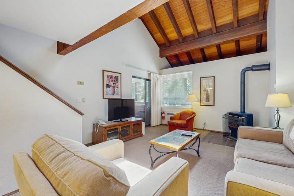 Pool-view mountain paradise awaits at this Lakeland Village home House in South Lake Tahoe