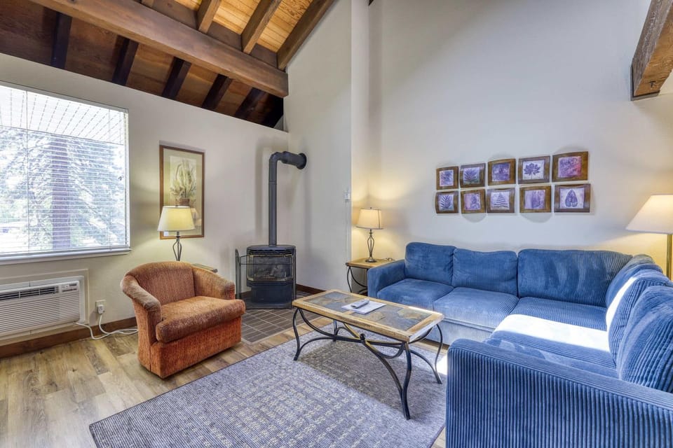 Pool-view mountain paradise awaits at this Lakeland Village home House in South Lake Tahoe