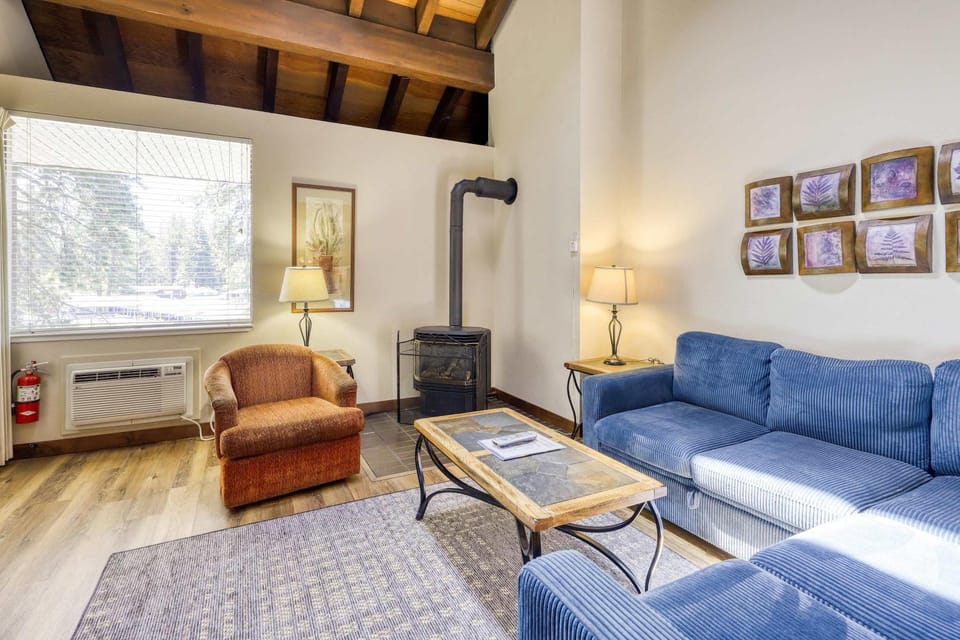Pool-view mountain paradise awaits at this Lakeland Village home House in South Lake Tahoe