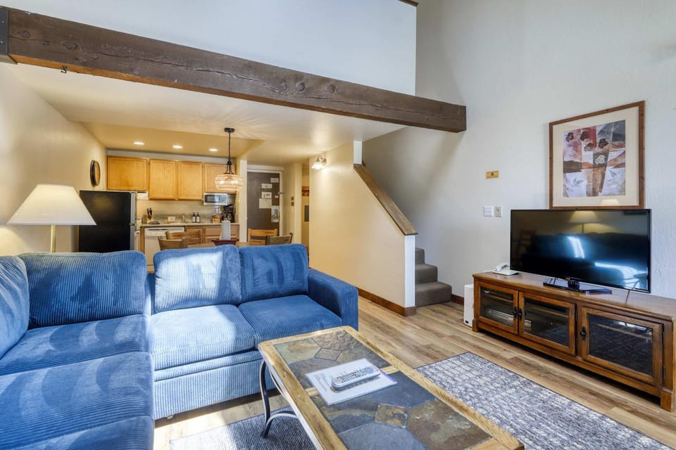 Pool-view mountain paradise awaits at this Lakeland Village home House in South Lake Tahoe
