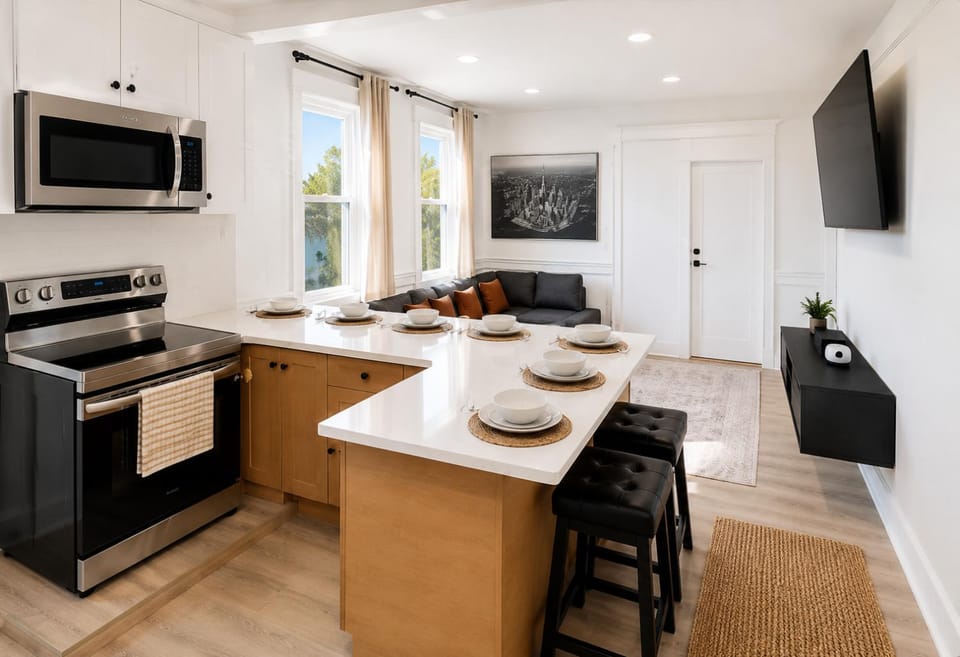 TV and multimedia, Kitchen or kitchenette, Living room, Seating area, Dining area