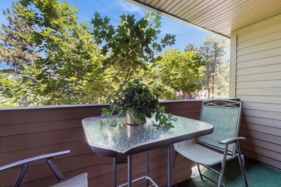 Beautiful Condo with private beach access & shared pools House in South Lake Tahoe
