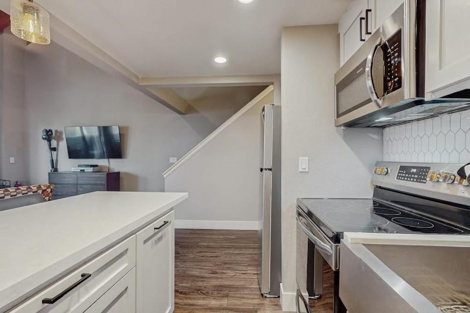 Beautifully Updated Studio Condo with Private Beach Pier Pool Spa House in South Lake Tahoe