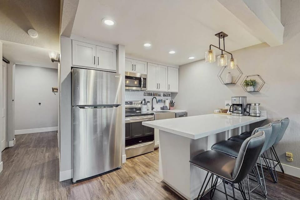 Beautifully Updated Studio Condo with Private Beach Pier Pool Spa House in South Lake Tahoe