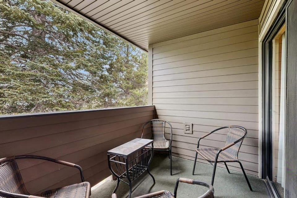 Third-floor condo with loft hot tub heated outdoor pool WiFi & fireplace House in South Lake Tahoe