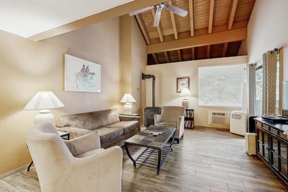 Third-floor condo with loft hot tub heated outdoor pool WiFi & fireplace House in South Lake Tahoe