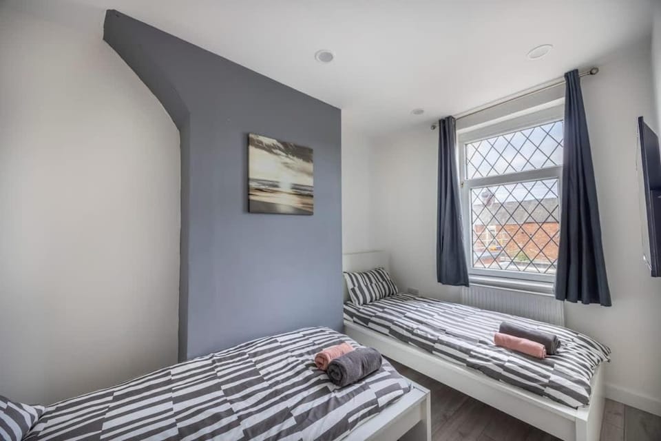 Parking - Wi-Fi-10 mins to Beaches -Close to Tram House in Barrow-in-Furness