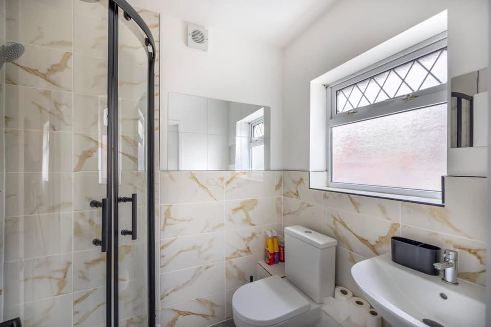Parking - Wi-Fi-10 mins to Beaches -Close to Tram House in Barrow-in-Furness
