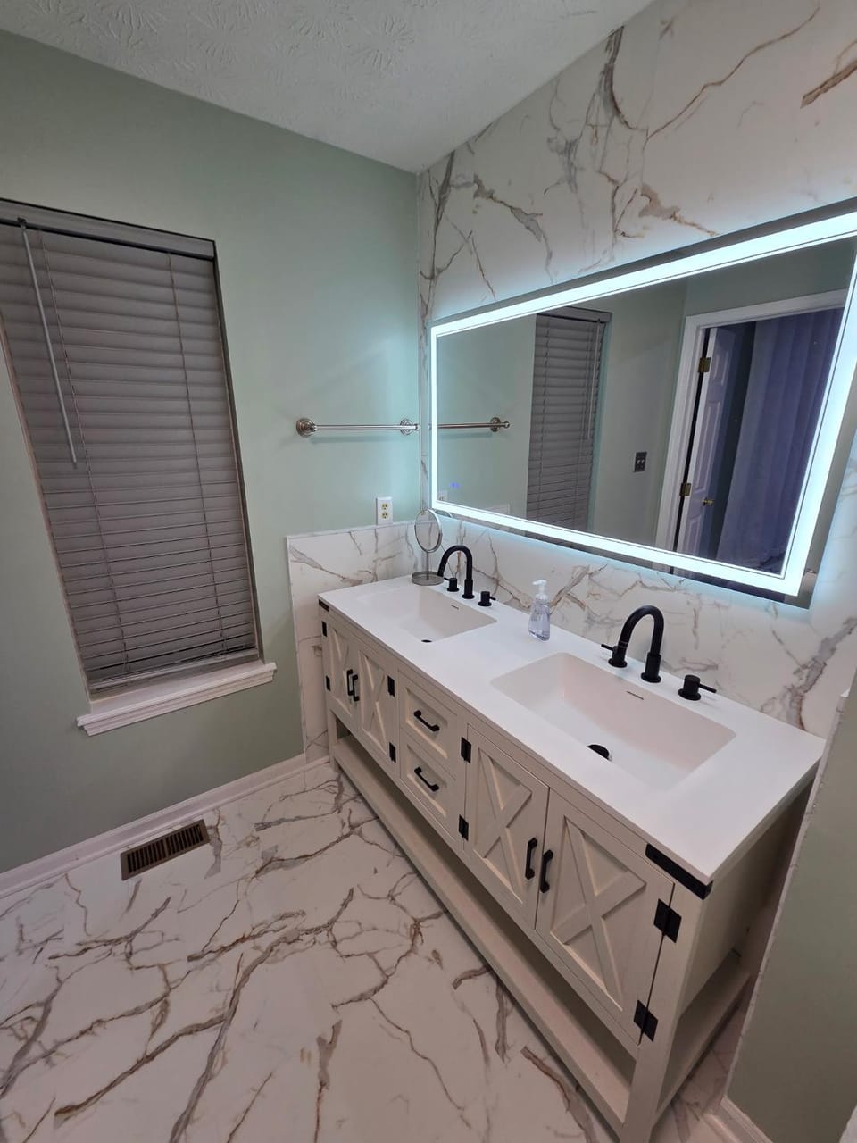 2-bedroom apartment in tranquil Indianapolis with AC comfort House in Indianapolis